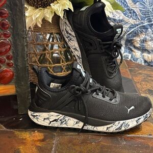 Puma women’s Sneakers with White Marble-Pattern Midsole(used few times)